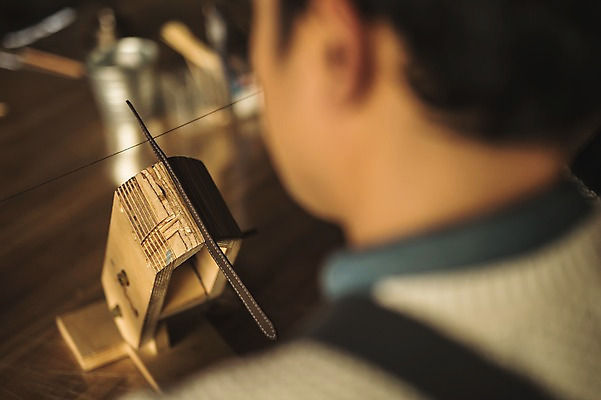 포토 JPG 직업 남자 40대 중년 실내 한명 사람 앉기 근접촬영 상반신 뒷모습 아웃포커스 한국인 작업 바늘 작업실 실 제조 바느질 가죽 집중 장인 가죽공예 중년남자한명만 가죽공방 국내포토 1 뷰포인트 컨셉 모션 촬영기법 동양인 성인 내부 도구 공예 남자한명만 중년남자만 파일형식