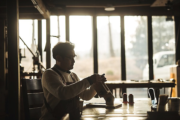 포토 JPG 직업 응시 남자 40대 중년 실내 한명 사람 앉기 상반신 옆모습 한국인 작업 작업실 제조 바느질 집중 창가 장인 가죽공예 중년남자한명만 가죽공방 국내포토 1 시선 뷰포인트 컨셉 창문 모션 동양인 성인 내부 공예 남자한명만 중년남자만 파일형식