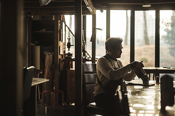 포토 JPG 직업 응시 남자 40대 중년 실내 한명 사람 앉기 상반신 옆모습 한국인 잡기 작업 작업실 제조 바느질 가죽 집중 창가 장인 가죽공예 중년남자한명만 가죽공방 국내포토 1 시선 뷰포인트 컨셉 창문 모션 동양인 성인 내부 공예 남자한명만 중년남자만 파일형식