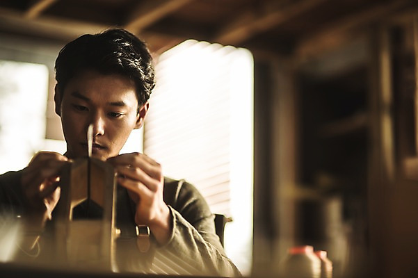 포토 JPG 직업 응시 남자 실내 한명 사람 앉기 상반신 20대 성인 앞모습 아웃포커스 한국인 잡기 작업 작업실 제조 바느질 집중 실습 가죽공예 신입 성인남자한명만 가죽공방 국내포토 1 시선 뷰포인트 컨셉 모션 촬영기법 동양인 청년 내부 공예 남자한명만 성인남자만 파일형식