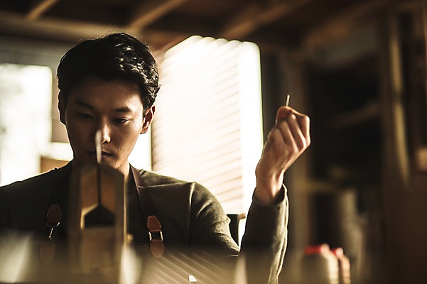 포토 JPG 직업 응시 남자 실내 한명 사람 상반신 20대 성인 앞모습 아웃포커스 한국인 작업 작업실 제조 바느질 가죽 집중 실습 가죽공예 신입 성인남자한명만 가죽공방 국내포토 1 시선 뷰포인트 컨셉 촬영기법 동양인 청년 내부 공예 남자한명만 성인남자만 파일형식