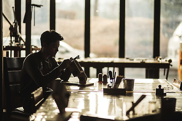 포토 JPG 직업 남자 실내 한명 사람 앉기 상반신 20대 성인 옆모습 한국인 도구 작업 작업실 제조 바느질 가죽 집중 책상 실습 가죽공예 신입 성인남자한명만 가죽공방 국내포토 1 뷰포인트 가구 컨셉 모션 동양인 청년 내부 공예 남자한명만 성인남자만 파일형식