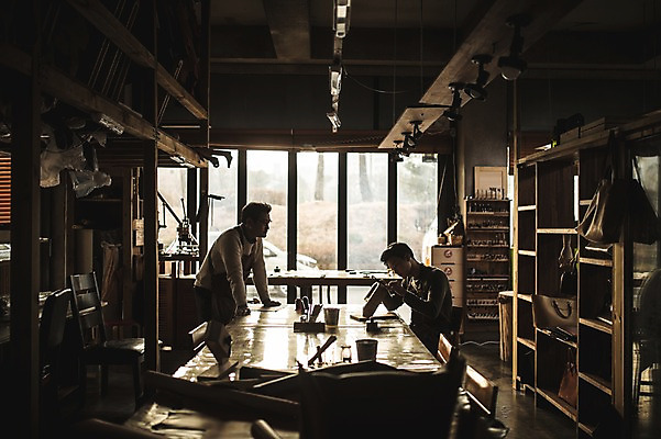 포토 JPG 직업 응시 남자 40대 중년 실내 서기 사람 앉기 상반신 20대 성인 두명 옆모습 한국인 작업 작업실 제조 바느질 집중 스승 제자 실습 장인 가죽공예 남자만 가죽공방 국내포토 시선 뷰포인트 컨셉 모션 동양인 청년 내부 공예 파일형식