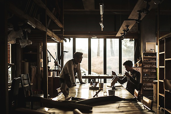 포토 JPG 직업 응시 남자 40대 중년 실내 서기 사람 앉기 상반신 20대 성인 두명 옆모습 한국인 작업 가르침 작업실 제조 바느질 집중 스승 제자 실습 장인 가죽공예 남자만 가죽공방 국내포토 시선 교육 뷰포인트 컨셉 모션 동양인 청년 내부 공예 파일형식
