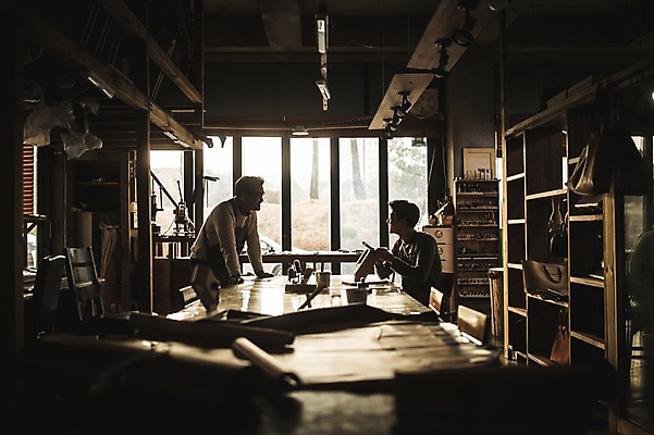 포토 JPG 직업 남자 40대 중년 실내 대화 설명 서기 사람 앉기 상반신 20대 성인 두명 옆모습 마주보기 한국인 작업 가르침 작업실 제조 바느질 집중 스승 제자 실습 장인 가죽공예 남자만 가죽공방 국내포토 교육 뷰포인트 컨셉 모션 말하기 동양인 청년 내부 공예 파일형식