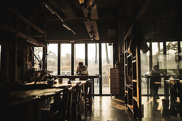 포토 JPG 직업 응시 남자 40대 중년 실내 한명 사람 상반신 앞모습 반사 한국인 잡기 작업 작업실 가죽 집중 책상 장인 가죽공예 중년남자한명만 가죽공방 국내포토 1 시선 뷰포인트 가구 컨셉 모션 동양인 성인 내부 공예 남자한명만 중년남자만 파일형식