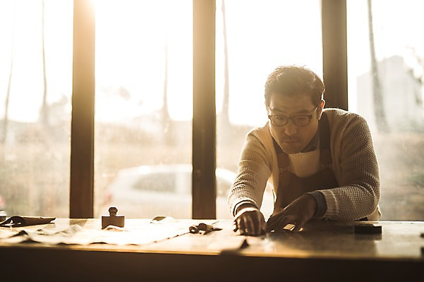 포토 JPG 직업 응시 남자 40대 중년 실내 한명 사람 상반신 앞모습 빛 한국인 잡기 작업 작업실 제조 가죽 집중 책상 장인 가죽공예 중년남자한명만 가죽공방 국내포토 1 시선 뷰포인트 가구 컨셉 모션 동양인 성인 내부 공예 남자한명만 중년남자만 파일형식