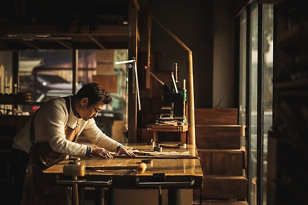 포토 JPG 직업 남자 40대 중년 실내 한명 서기 사람 상반신 옆모습 한국인 작업 작업실 제조 가죽 책상 장인 가죽공예 중년남자한명만 가죽공방 국내포토 1 뷰포인트 가구 모션 동양인 성인 내부 공예 남자한명만 중년남자만 파일형식