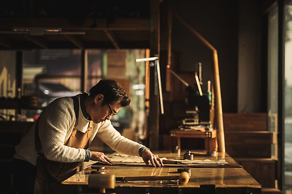 포토 JPG 직업 응시 남자 40대 중년 실내 한명 서기 사람 상반신 옆모습 한국인 작업 작업실 제조 가죽 집중 책상 장인 가죽공예 중년남자한명만 가죽공방 국내포토 1 시선 뷰포인트 가구 컨셉 모션 동양인 성인 내부 공예 남자한명만 중년남자만 파일형식