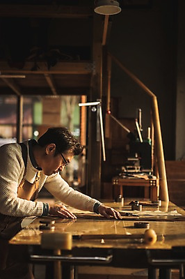 포토 JPG 직업 응시 남자 40대 중년 실내 한명 서기 사람 상반신 옆모습 한국인 잡기 작업 작업실 제조 가죽 집중 장인 가죽공예 옷제작 중년남자한명만 가죽공방 국내포토 1 시선 뷰포인트 컨셉 모션 동양인 성인 내부 공예 남자한명만 중년남자만 파일형식