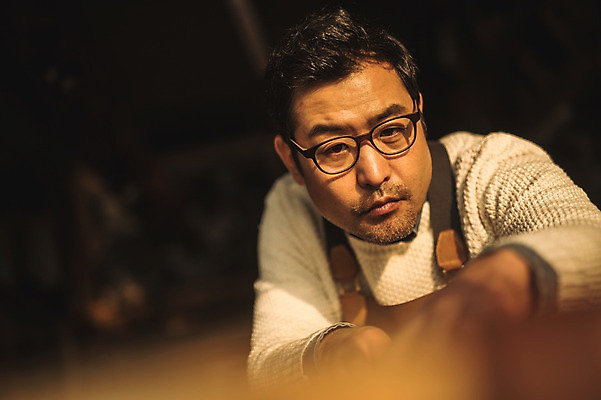 포토 JPG 직업 응시 남자 얼굴 40대 중년 실내 한명 사람 근접촬영 상반신 앞모습 아웃포커스 신체부위 한국인 작업 작업실 집중 장인 가죽공예 중년남자한명만 안경낌 가죽공방 국내포토 1 시선 안경 뷰포인트 컨셉 촬영기법 동양인 성인 내부 공예 남자한명만 중년남자만 파일형식