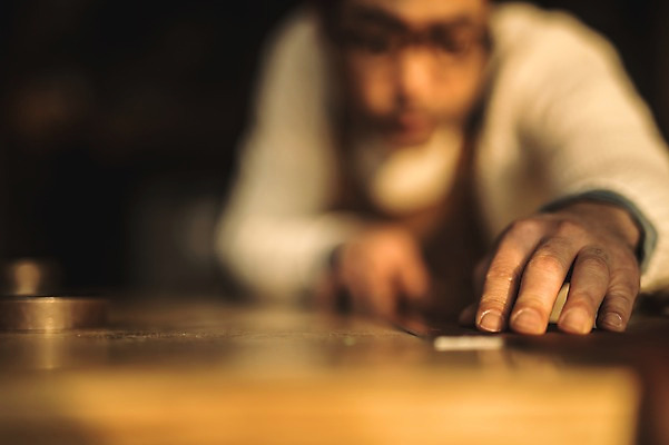 포토 JPG 직업 손 남자 40대 중년 실내 한명 사람 근접촬영 상반신 앞모습 아웃포커스 신체부위 한국인 작업 작업실 제조 가죽 장인 가죽공예 중년남자한명만 가죽공방 국내포토 1 뷰포인트 촬영기법 동양인 성인 내부 공예 남자한명만 중년남자만 파일형식