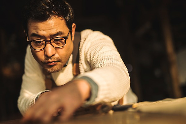 포토 JPG 직업 응시 남자 얼굴 40대 중년 실내 한명 사람 근접촬영 상반신 앞모습 신체부위 한국인 작업 작업실 제조 가죽 집중 장인 가죽공예 중년남자한명만 안경낌 가죽공방 국내포토 1 시선 안경 뷰포인트 컨셉 동양인 성인 내부 공예 남자한명만 중년남자만 파일형식