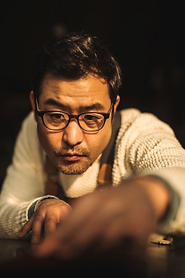 포토 JPG 직업 응시 남자 40대 중년 실내 한명 사람 근접촬영 상반신 앞모습 아웃포커스 한국인 작업 작업실 제조 가죽 집중 장인 가죽공예 중년남자한명만 안경낌 가죽공방 국내포토 1 시선 안경 뷰포인트 컨셉 촬영기법 동양인 성인 내부 공예 남자한명만 중년남자만 파일형식