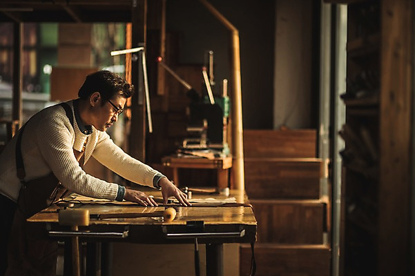 포토 JPG 직업 응시 남자 40대 중년 실내 한명 사람 상반신 옆모습 한국인 작업 작업실 제조 집중 장인 가죽공예 중년남자한명만 가죽공방 국내포토 1 시선 뷰포인트 컨셉 동양인 성인 내부 공예 남자한명만 중년남자만 파일형식