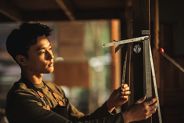 포토 JPG 직업 응시 남자 실내 자 한명 서기 사람 상반신 20대 성인 옆모습 한국인 도구 잡기 작업 작업실 집중 실습 가죽공예 신입 성인남자한명만 가죽공방 국내포토 1 시선 뷰포인트 컨셉 모션 문구용품 동양인 청년 내부 공예 남자한명만 성인남자만 파일형식