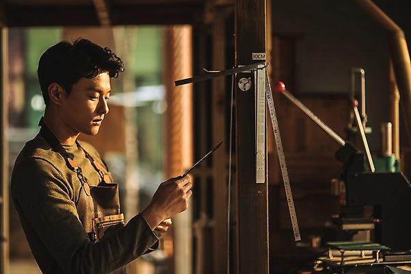 포토 JPG 직업 응시 남자 실내 자 한명 서기 사람 상반신 20대 성인 옆모습 한국인 도구 잡기 작업 작업실 집중 실습 가죽공예 신입 성인남자한명만 가죽공방 국내포토 1 시선 뷰포인트 컨셉 모션 문구용품 동양인 청년 내부 공예 남자한명만 성인남자만 파일형식