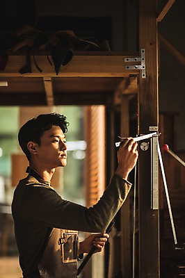 포토 JPG 직업 응시 남자 실내 자 한명 서기 사람 상반신 20대 성인 옆모습 한국인 잡기 작업 작업실 제조 가죽 집중 실습 가죽공예 신입 성인남자한명만 가죽공방 국내포토 1 시선 뷰포인트 컨셉 모션 문구용품 동양인 청년 내부 공예 남자한명만 성인남자만 파일형식