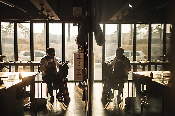 포토 JPG 전신 직업 응시 남자 40대 중년 실내 한명 사람 앉기 옆모습 반사 한국인 작업 작업실 제조 가죽 집중 장인 가죽공예 중년남자한명만 가죽공방 국내포토 1 시선 뷰포인트 컨셉 모션 동양인 성인 내부 공예 남자한명만 중년남자만 파일형식