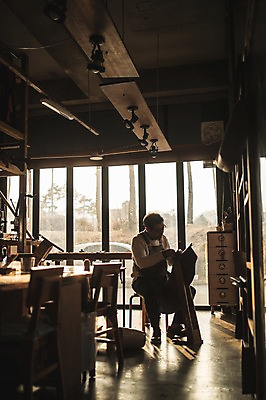 포토 JPG 전신 직업 남자 40대 중년 실내 한명 사람 앉기 옆모습 한국인 작업 작업실 제조 바느질 가죽 집중 장인 가죽공예 중년남자한명만 가죽공방 국내포토 1 뷰포인트 컨셉 모션 동양인 성인 내부 공예 남자한명만 중년남자만 파일형식