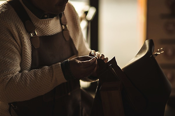 포토 JPG 직업 남자 40대 중년 실내 한명 사람 앉기 상반신 옆모습 한국인 양손 작업 바늘 작업실 제조 바느질 가죽 집중 장인 가죽공예 중년남자한명만 가죽공방 국내포토 1 손 뷰포인트 컨셉 모션 동양인 성인 내부 도구 공예 남자한명만 중년남자만 파일형식