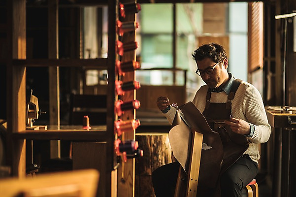 포토 JPG 직업 남자 40대 중년 의자 실내 한명 사람 앉기 상반신 옆모습 한국인 작업 작업실 제조 바느질 가죽 집중 장인 가죽공예 중년남자한명만 가죽공방 국내포토 1 뷰포인트 가구 컨셉 모션 동양인 성인 내부 공예 남자한명만 중년남자만 파일형식