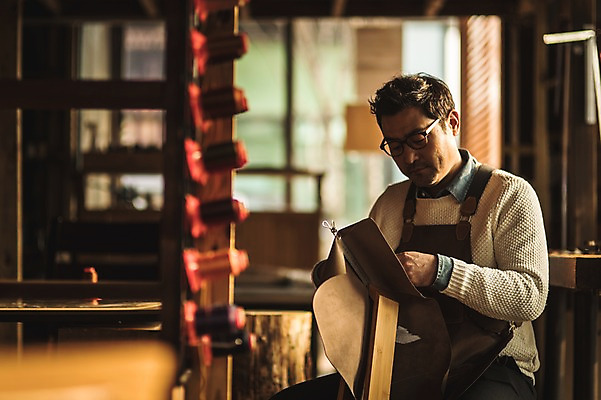 포토 JPG 직업 응시 남자 40대 중년 실내 한명 사람 앉기 상반신 옆모습 한국인 작업 작업실 제조 바느질 가죽 집중 장인 가죽공예 중년남자한명만 가죽공방 국내포토 1 시선 뷰포인트 컨셉 모션 동양인 성인 내부 공예 남자한명만 중년남자만 파일형식