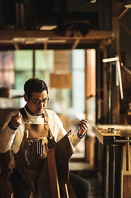 포토 JPG 직업 응시 남자 40대 중년 실내 한명 사람 앉기 상반신 앞모습 한국인 작업 작업실 제조 바느질 가죽 집중 장인 가죽공예 중년남자한명만 가죽공방 국내포토 1 시선 뷰포인트 컨셉 모션 동양인 성인 내부 공예 남자한명만 중년남자만 파일형식