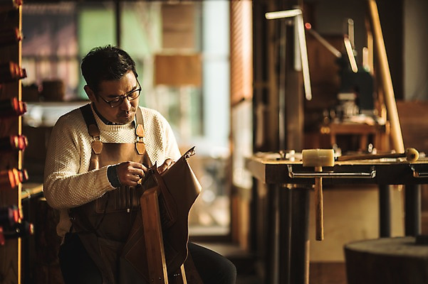 포토 JPG 직업 남자 40대 중년 실내 한명 사람 앉기 상반신 앞모습 한국인 작업 작업실 제조 바느질 가죽 책상 장인 가죽공예 중년남자한명만 가죽공방 국내포토 1 뷰포인트 가구 모션 동양인 성인 내부 공예 남자한명만 중년남자만 파일형식