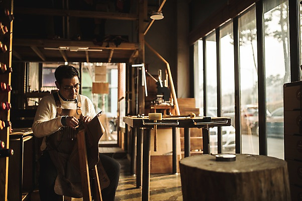 포토 JPG 직업 응시 남자 40대 중년 실내 한명 사람 상반신 앞모습 한국인 작업 작업실 제조 바느질 가죽 집중 책상 장인 가죽공예 중년남자한명만 가죽공방 국내포토 1 시선 뷰포인트 가구 컨셉 동양인 성인 내부 공예 남자한명만 중년남자만 파일형식
