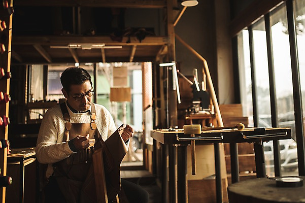 포토 JPG 직업 응시 남자 40대 중년 가방 실내 한명 사람 상반신 앞모습 한국인 작업 작업실 제조 바느질 집중 책상 장인 가죽가방 가죽공예 중년남자한명만 가죽공방 국내포토 1 시선 잡화 뷰포인트 가구 컨셉 동양인 성인 내부 공예 남자한명만 중년남자만 파일형식