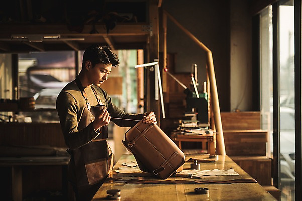 포토 JPG 직업 응시 남자 가방 실내 한명 서기 사람 상반신 20대 성인 옆모습 한국인 작업 작업실 제조 바느질 집중 실습 가죽가방 가죽공예 신입 성인남자한명만 가죽공방 국내포토 1 시선 잡화 뷰포인트 컨셉 모션 동양인 청년 내부 공예 남자한명만 성인남자만 파일형식