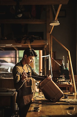 포토 JPG 직업 응시 남자 가방 실내 한명 서기 사람 상반신 20대 성인 옆모습 한국인 작업 작업실 제조 바느질 집중 실습 가죽가방 가죽공예 신입 성인남자한명만 가죽공방 국내포토 1 시선 잡화 뷰포인트 컨셉 모션 동양인 청년 내부 공예 남자한명만 성인남자만 파일형식