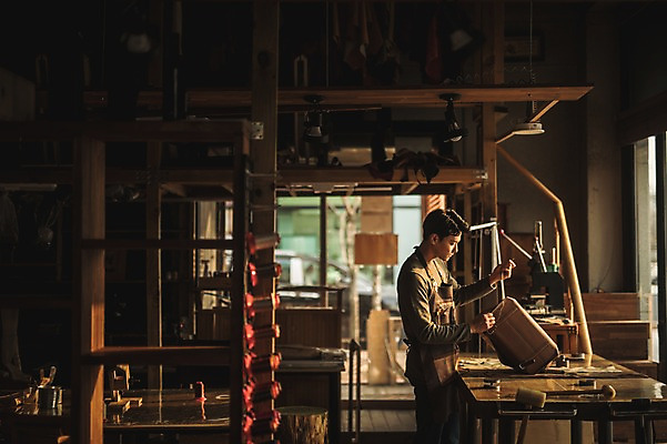 포토 JPG 직업 응시 남자 가방 실내 한명 서기 사람 상반신 20대 성인 옆모습 한국인 작업 작업실 제조 바느질 집중 실습 가죽가방 가죽공예 신입 성인남자한명만 가죽공방 국내포토 1 시선 잡화 뷰포인트 컨셉 모션 동양인 청년 내부 공예 남자한명만 성인남자만 파일형식