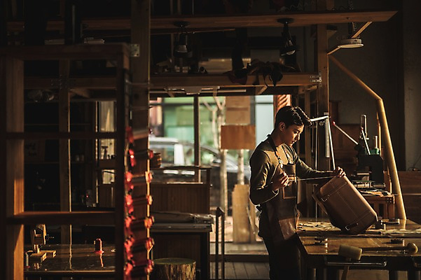 포토 JPG 직업 응시 남자 가방 실내 한명 서기 사람 상반신 20대 성인 옆모습 한국인 작업 작업실 제조 바느질 집중 실습 가죽가방 가죽공예 신입 성인남자한명만 가죽공방 국내포토 1 시선 잡화 뷰포인트 컨셉 모션 동양인 청년 내부 공예 남자한명만 성인남자만 파일형식