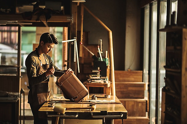 포토 JPG 직업 응시 남자 가방 실내 한명 서기 사람 상반신 20대 성인 옆모습 한국인 작업 작업실 제조 바느질 집중 책상 실습 가죽가방 가죽공예 신입 성인남자한명만 가죽공방 국내포토 1 시선 잡화 뷰포인트 가구 컨셉 모션 동양인 청년 내부 공예 남자한명만 성인남자만 파일형식