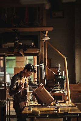 포토 JPG 직업 남자 실내 한명 서기 사람 상반신 20대 성인 옆모습 한국인 작업 작업실 제조 바느질 실습 가죽가방 가죽공예 신입 성인남자한명만 가죽공방 국내포토 1 뷰포인트 가방 모션 동양인 청년 내부 공예 남자한명만 성인남자만 파일형식