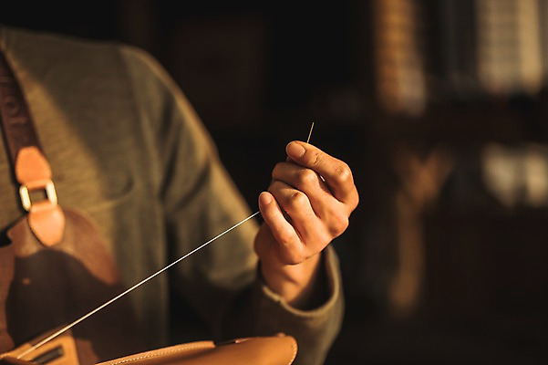 포토 JPG 직업 손 남자 실내 한명 사람 근접촬영 20대 성인 신체부위 한국인 작업 바늘 작업실 실 제조 바느질 실습 가죽공예 신입 성인남자한명만 가죽공방 국내포토 1 뷰포인트 동양인 청년 내부 도구 공예 남자한명만 성인남자만 파일형식