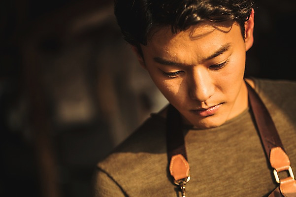 포토 JPG 직업 응시 남자 얼굴 실내 한명 사람 근접촬영 상반신 20대 성인 앞모습 신체부위 한국인 작업 작업실 집중 실습 가죽공예 신입 성인남자한명만 가죽공방 국내포토 1 시선 뷰포인트 컨셉 동양인 청년 내부 공예 남자한명만 성인남자만 파일형식