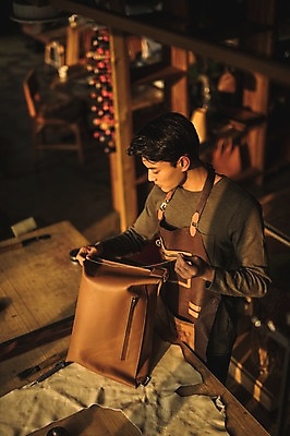 포토 JPG 직업 응시 남자 실내 한명 사람 상반신 20대 성인 옆모습 하이앵글 한국인 잡기 작업 작업실 제조 바느질 집중 실습 가죽가방 가죽공예 신입 성인남자한명만 가죽공방 국내포토 1 시선 뷰포인트 컨셉 가방 모션 동양인 청년 내부 공예 남자한명만 성인남자만 파일형식