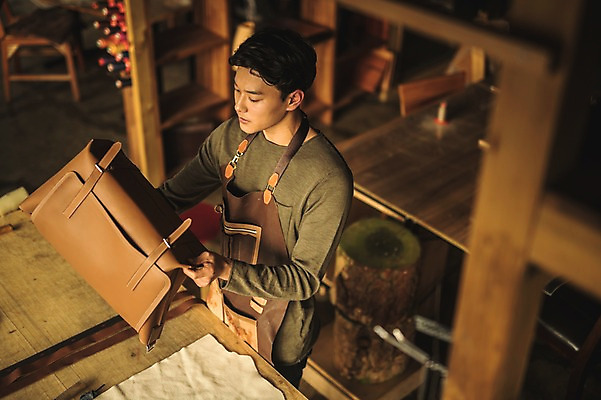 포토 JPG 직업 응시 남자 실내 한명 사람 상반신 20대 성인 옆모습 하이앵글 한국인 잡기 작업 작업실 제조 집중 실습 가죽가방 가죽공예 신입 성인남자한명만 가죽공방 국내포토 1 시선 뷰포인트 컨셉 가방 모션 동양인 청년 내부 공예 남자한명만 성인남자만 파일형식