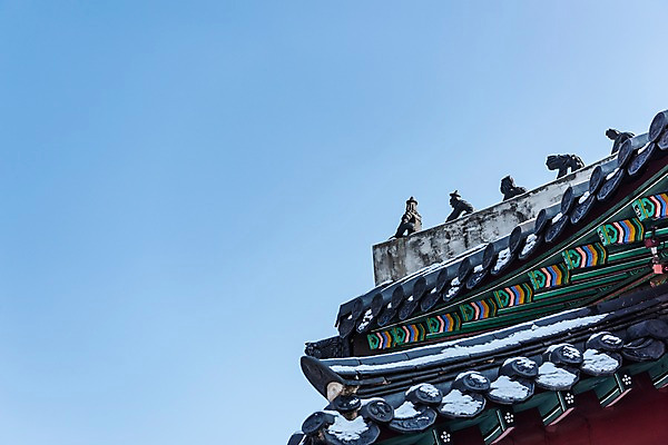 포토 JPG 주간 한국전통 고건축 겨울 한국건축 하늘 지붕 서울 사람없음 야외 궁전 문화재 경복궁 잡상 겨울풍경 국내포토 자연요소 전통 건축물 계절 건축 한국 기와 풍경 파일형식