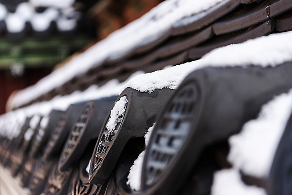 포토 JPG 주간 한국전통 고건축 겨울 한국건축 서울 기와 사람없음 야외 아웃포커스 궁전 문화재 눈 경복궁 겨울풍경 국내포토 자연요소 전통 건축물 계절 건축 날씨 한국 촬영기법 풍경 파일형식