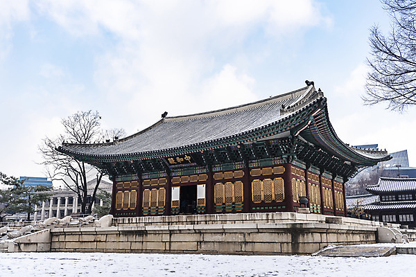 포토 JPG 주간 구름 한국전통 고건축 겨울 한국건축 하늘 서울 사람없음 야외 궁전 문화재 덕수궁 겨울풍경 국내포토 자연요소 전통 건축물 계절 건축 한국 풍경 파일형식