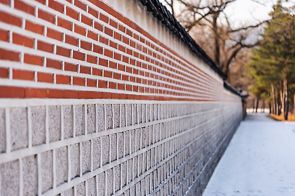 포토 JPG 주간 한국전통 고건축 겨울 한국건축 서울 사람없음 야외 담장 궁전 문화재 눈 경복궁 겨울풍경 국내포토 자연요소 전통 건축물 계절 건축 날씨 한국 풍경 파일형식