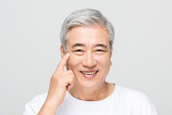 포토 JPG 스튜디오촬영 응시 노년 남자 회색배경 실내 한명 미소 누끼 사람 상반신 앞모습 뷰티 만지기 한국인 가리킴 주름 60대 피부 피부관리 눈가 노화 노인남자한명만 그루밍족 국내포토 1 시선 뷰포인트 백그라운드 컨셉 모션 표정 동양인 손짓 성인 내부 신체부위 회색 남자한명만 노인남자만 파일형식