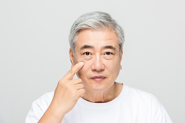 포토 JPG 스튜디오촬영 응시 노년 남자 회색배경 실내 한명 누끼 사람 상반신 앞모습 뷰티 한국인 주름 60대 피부 피부관리 노화 노인남자한명만 그루밍족 국내포토 1 시선 뷰포인트 백그라운드 컨셉 동양인 성인 내부 신체부위 회색 남자한명만 노인남자만 파일형식