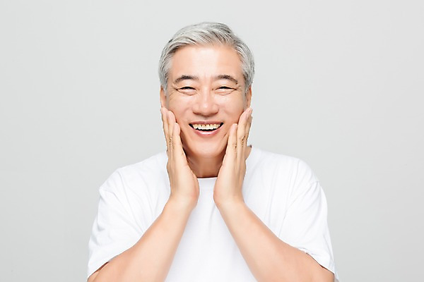 포토 JPG 스튜디오촬영 응시 노년 남자 회색배경 실내 한명 미소 누끼 사람 상반신 앞모습 뷰티 만지기 한국인 60대 피부 피부관리 턱 노화 노인남자한명만 그루밍족 국내포토 1 시선 뷰포인트 백그라운드 컨셉 모션 표정 동양인 성인 내부 신체부위 회색 남자한명만 노인남자만 파일형식