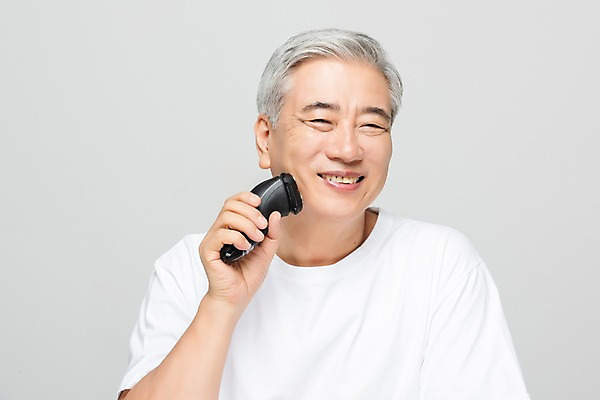 포토 JPG 스튜디오촬영 응시 노년 남자 회색배경 실내 한명 미소 누끼 사람 상반신 앞모습 뷰티 한국인 60대 피부 피부관리 면도 면도기 노인남자한명만 그루밍족 국내포토 1 시선 뷰포인트 백그라운드 모션 표정 동양인 성인 내부 신체부위 위생용품 회색 남자한명만 노인남자만 파일형식
