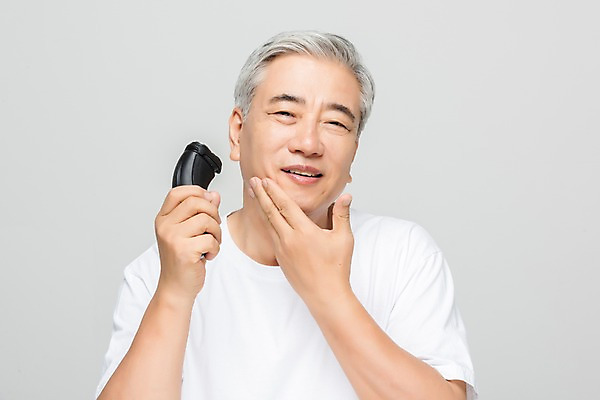 포토 JPG 스튜디오촬영 응시 노년 남자 회색배경 실내 한명 누끼 사람 상반신 앞모습 뷰티 만지기 한국인 60대 피부 피부관리 면도 면도기 턱 노인남자한명만 그루밍족 국내포토 1 시선 뷰포인트 백그라운드 모션 동양인 성인 내부 신체부위 위생용품 회색 남자한명만 노인남자만 파일형식